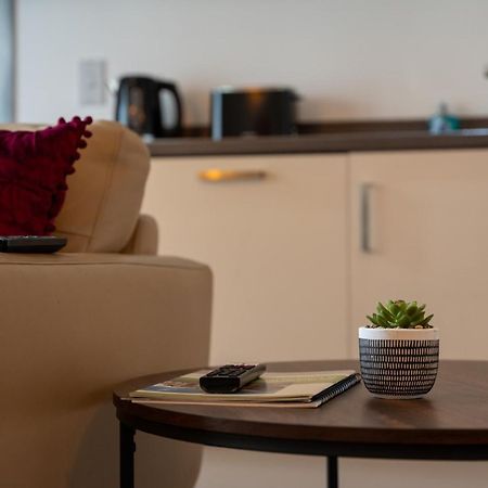 Spacious Apartment In Woking Town Centre Экстерьер фото