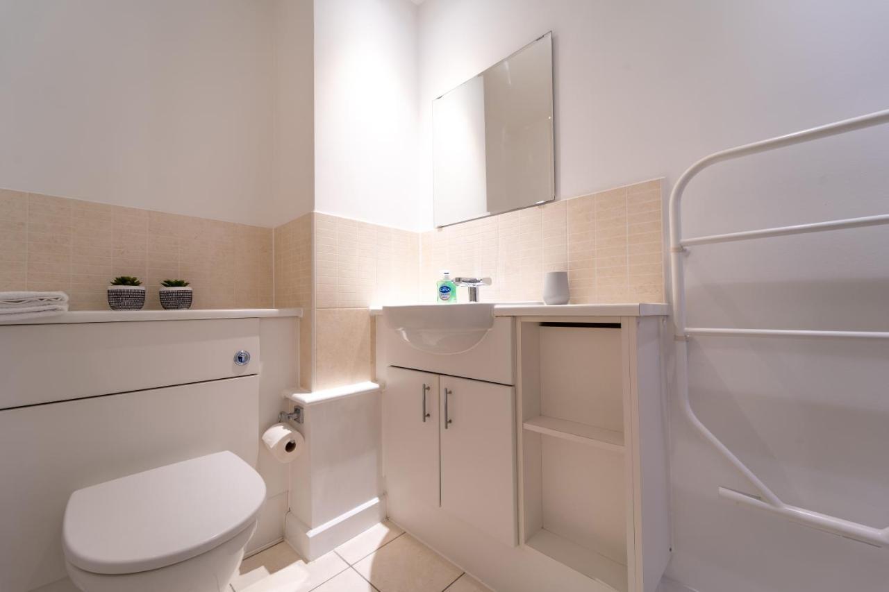 Spacious Apartment In Woking Town Centre Экстерьер фото